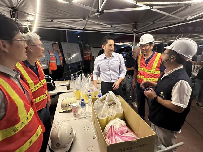 台北市長蔣萬安10日晚間未帶隨扈，低調帶著2袋飲料及1箱宵夜，前往南京西路天坑現場慰勞同仁。（讀者提供／劉彥宜台北傳真）