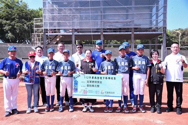 花莲县少棒代表队7月底将代表台湾参加WSBC U12世界杯，县长徐榛蔚（前中）今除颁赠奖金10万元给球队，还加码赠送10万元加菜金，盼让球员补足营养。（花莲县政府提供／罗亦晽花莲传真）