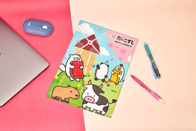 寿司郎杨梅中山店11日开幕，推出纪念限定款A4资料夹。（寿司郎提供／蔡明亘桃园传真）