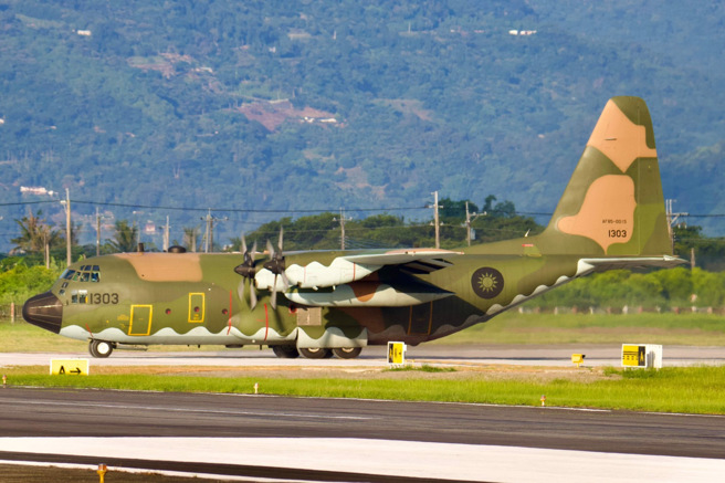 C-130运输机在台东丰年机场进行汉光演习起降预演。（图 / 航迷提供）