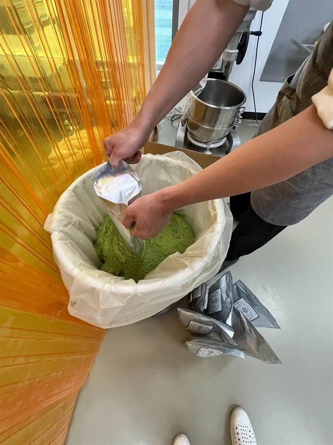 台北市卫生局查获内湖区「帕米贝可蝴蝶酥」，使用逾期原料制作「抹茶蝴蝶酥」与「抹茶冰心蝴蝶酥」。图为拆封过期原料。（卫生局提供／蔡佩珈台北传真）