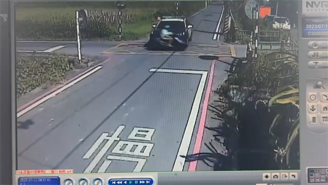 花蓮吉安警分局北昌派出所顏姓員警今天駕駛巡邏車，載著謝姓通緝犯返回派出所，途中卻不慎碰撞騎乘機車的81歲陳姓老婦，人當場從車上摔下撞上路邊護欄，經送醫搶救仍傷重不治。（民眾提供／羅亦晽花蓮傳真）