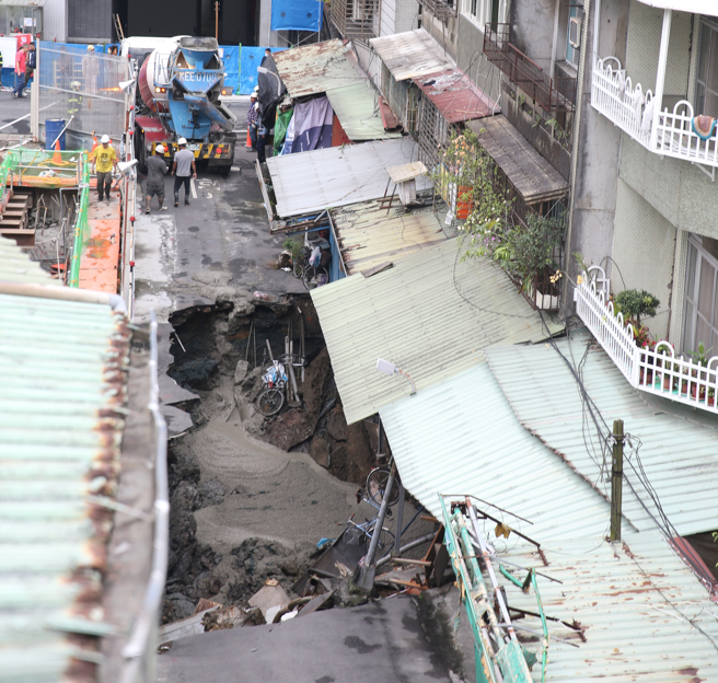 图为台北市信义区崇德街60巷5月13日惊传地基严重坍塌，路面上出现巨大天坑。（资料照,杜宜谙摄）
