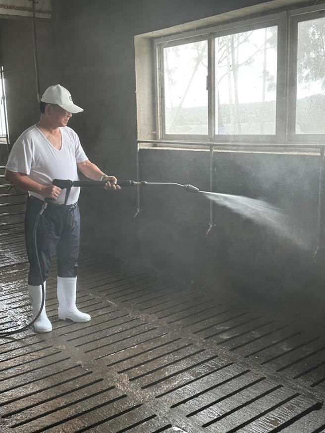 民进党立委陈明文遭爆以儿子陈冠廷名义贷款1亿元盖养猪场，引发轩然大波。（取自陈冠廷脸书∕吕妍庭嘉义传真）