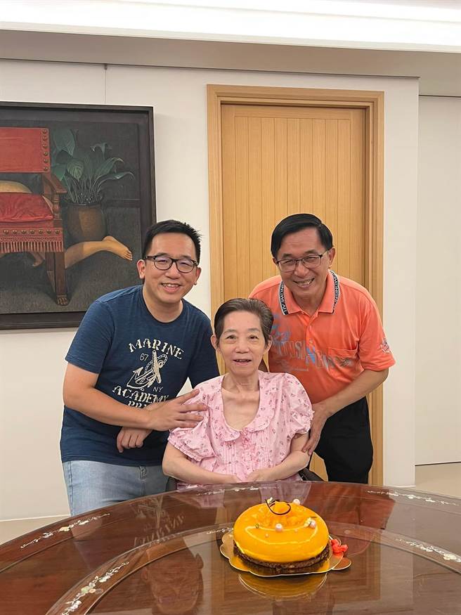 前高市议员陈致中祝福妈妈生日快乐，并附上他与爸爸、前总统陈水扁及吴淑珍一家三口庆生的开心合影。（撷取自陈致中脸书／柯宗纬高雄传真）