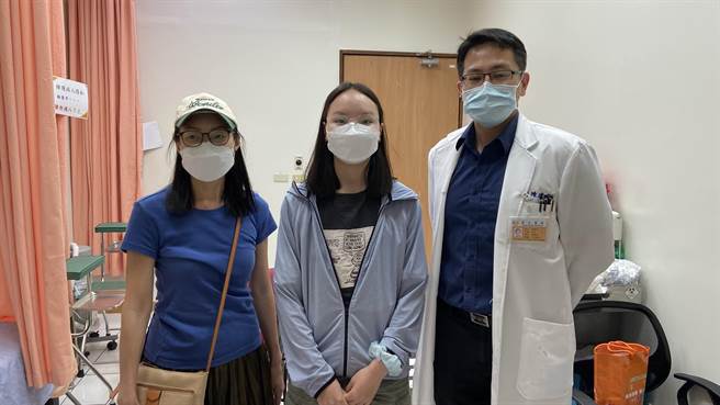 來自蒙古國的16歲少女Khulan，是校排球隊，今年2月在練習時傷了左膝前十字靭帶斷裂，因當地醫療資源匱乏，後來經介紹找上彰化縣員林市員榮醫院骨科陳建甫。（員榮醫院提供／吳建輝彰化傳真）