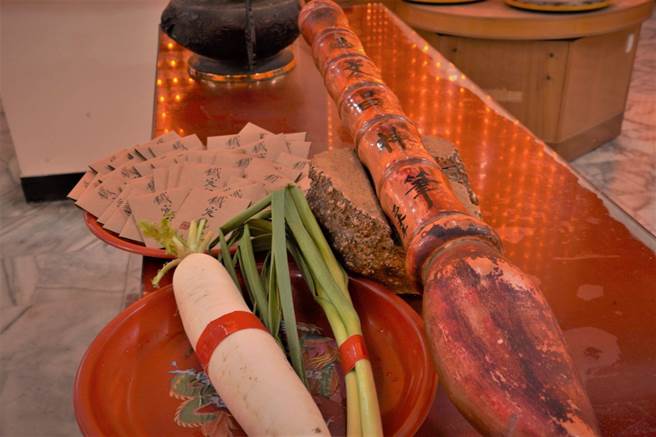 新北市农业局准备寓意「包中」的百万冠军包种茶包，于4个考场考生休息区，让考生及家长免费饮用。（新北市政府提供）