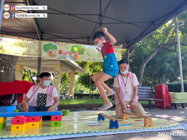 「石虎家族FUN游臺中」见面会，趣味满点的卫生与交通安全宣导摊位，以及台中亲子馆提供现场服务体验。（图/臺中市政府新闻局提供）