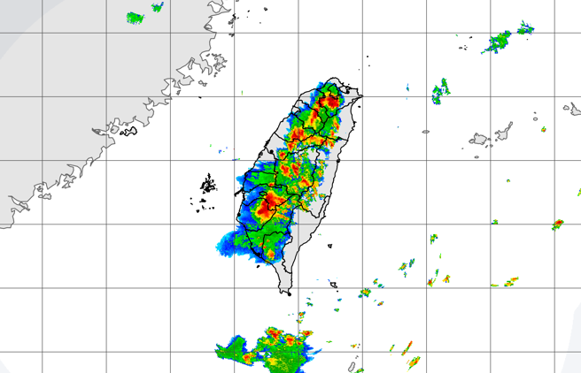 今天午後對流雲系發展旺盛，氣象局針對17縣市發布大雨特報。（中央氣象局提供）