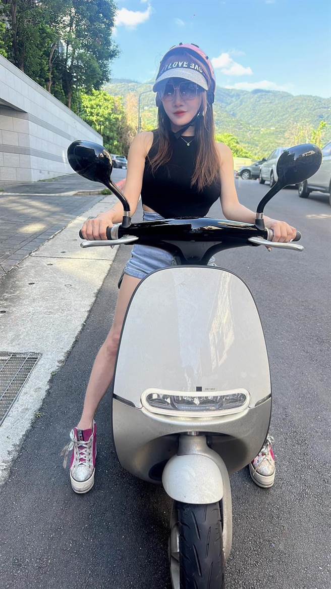 王宥忻近来经常骑电动车代步。（新北绿盟提供）