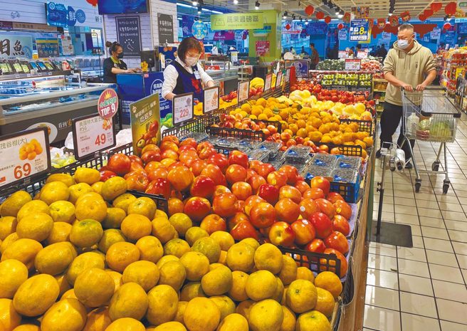 近期各项民生物资上涨，民眾薪资追不上物价上涨的幅度。（本报系资料照片）