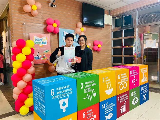 丹凤高中国中部胡冠渝同学会考成绩为32.8分，他选择继续就读母校，并准备三年后的繁星推荐。（新北市教育局提供）