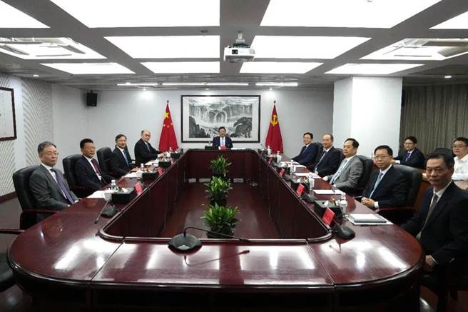 中共中央港澳工作办公室今日召开会议，港澳办主任夏宝龙主持会议并讲话。(港澳办)