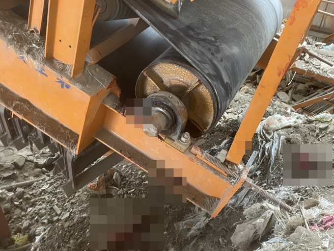 新北市五股区中兴路三段45巷内，一间废弃物处理场38岁林姓男工人于处理废弃物时左手遭输送带卷入，造成左手臂断肢且多处撕裂伤。（翻摄画面）