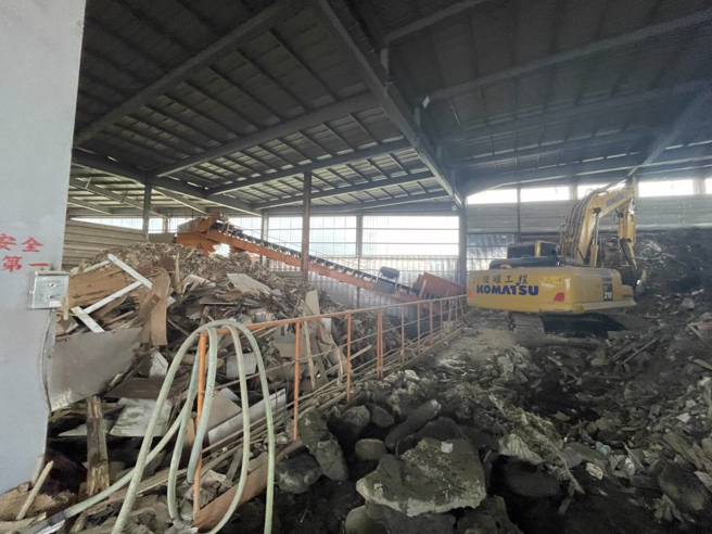 新北市五股区中兴路三段45巷内，一间废弃物处理场38岁林姓男工人于处理废弃物时左手遭输送带卷入，造成左手臂断肢且多处撕裂伤。（翻摄画面）