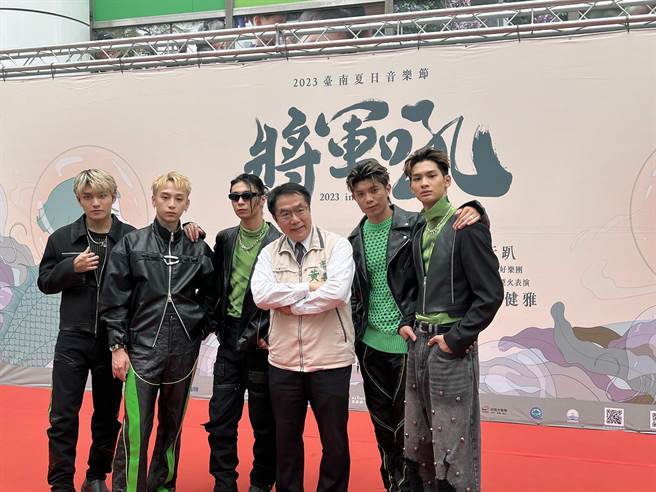 台南市长黄伟哲与知名男团FEniX合体。（洪荣志摄）