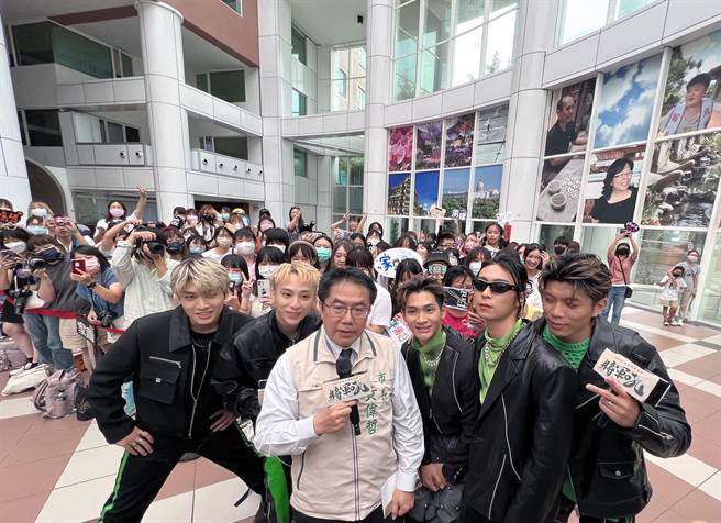 「2023台南夏日音乐节-将军吼」活动前记者会，特别邀请超人气男团FEniX到场，吸引大批粉丝排队争睹偶像风采。（洪荣志摄）