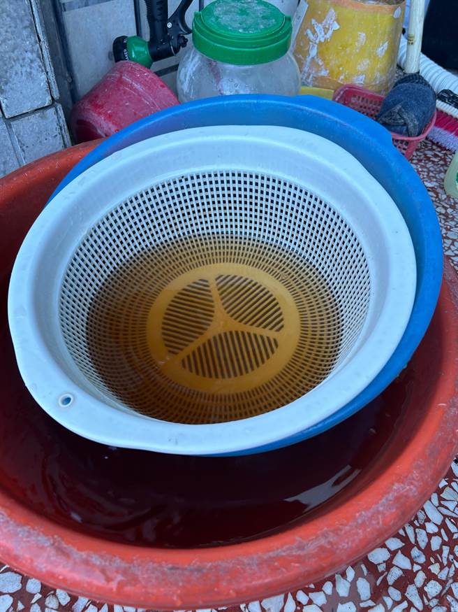 彰化县大村乡民不满水质黄浊，在脸书爆料公社po文，直指当地的自来水比尿还脏，表示跟自来水厂的官员反映多次，都得不到答案。(民眾提供／吴建辉彰化传真)