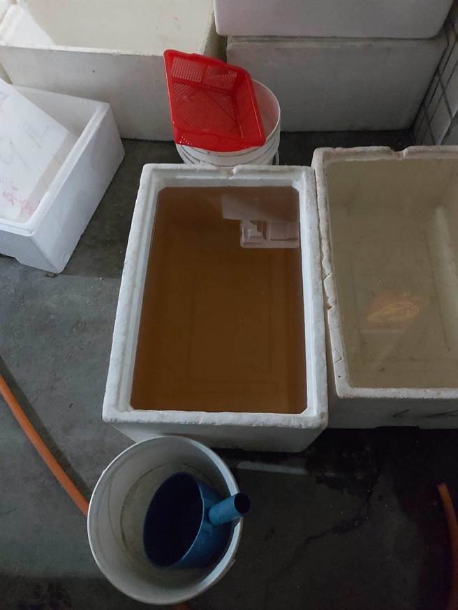 当地的高先生痛批，滤水器的滤心永远换不完，撑不过一周，一两天就变色。（民眾提供／吴建辉彰化传真）