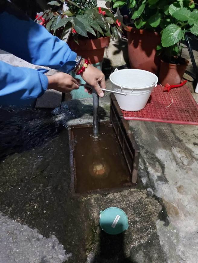 台水表示，经查主因发现用户主要集中在水管末端，自来水到末端后因为一直囤积，造成水质呈现黄色，目前已经着手进行调查，要掌握还有少用户受影响。 （民眾提供／吴建辉彰化传真）