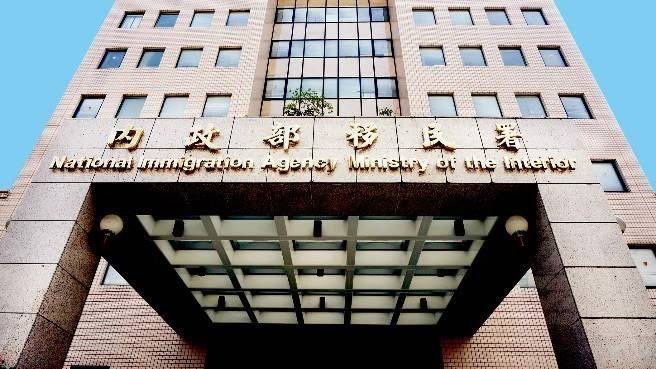 太扯！專勤隊戒護非法移工，他竟掙脫手銬、腳鐐落跑了。(移民署提供)