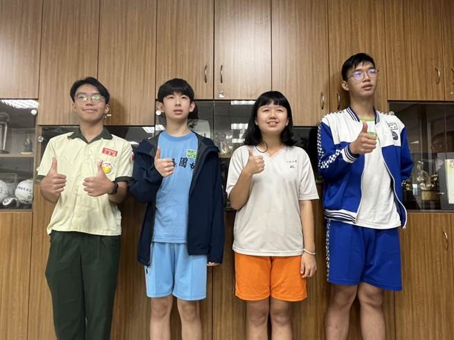 幸福国中学生王睿麟（图左至右）、青溪国中学生彭彦玮、会稽国中学生张纹馨及桃园国中学生鲁纬豪合影留念。（陈梦茹摄）
