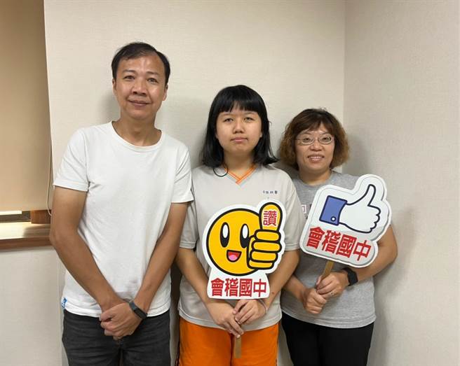 会稽国中学生张纹馨与其家人合影。（陈梦茹摄）