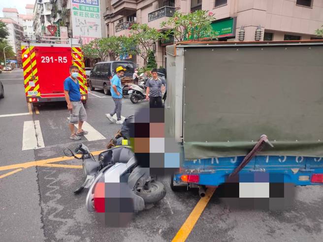 新北市新莊區建安街40巷內發生一起重大車禍，現場為貨車與機車發擦撞生車禍，騎士受困貨車底下。（翻攝畫面）
