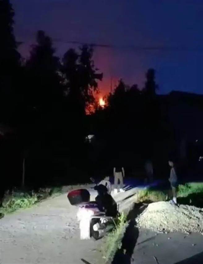 湖南醴陵养猪场非法生产烟花爆竹爆炸，5死2失联。（京报网摘自视讯）