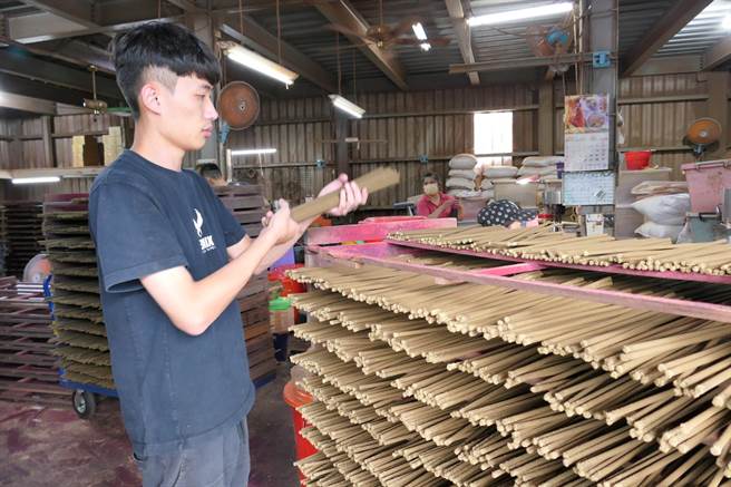 云林县北港镇杏美制香厂艾草薰香产品，成分天然是驱赶病媒蚊利器。（张朝欣摄）