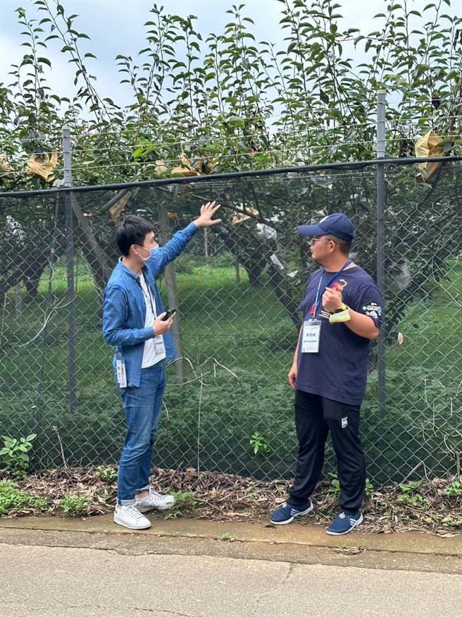 为了减少因台湾猕猴所造成的农损，行政院农业委员会林务局今年度持续编列预算补助架设电围网，农地面积2公顷（含）以上者，最高可补助资材费达12万多元。（屏东林管处提供／林雅惠传真）