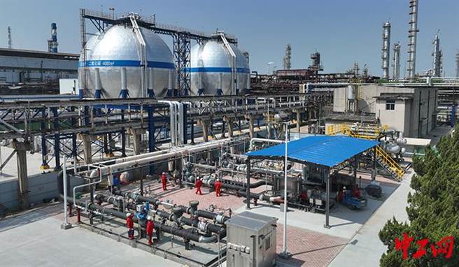 大陸最長二氧化碳輸送管道投運。圖為齊魯石化－勝利油田百萬噸級CCUS示範專案二氧化碳輸送管道工程首站，工作人員正檢查設備設施。（大陸勝利油田）