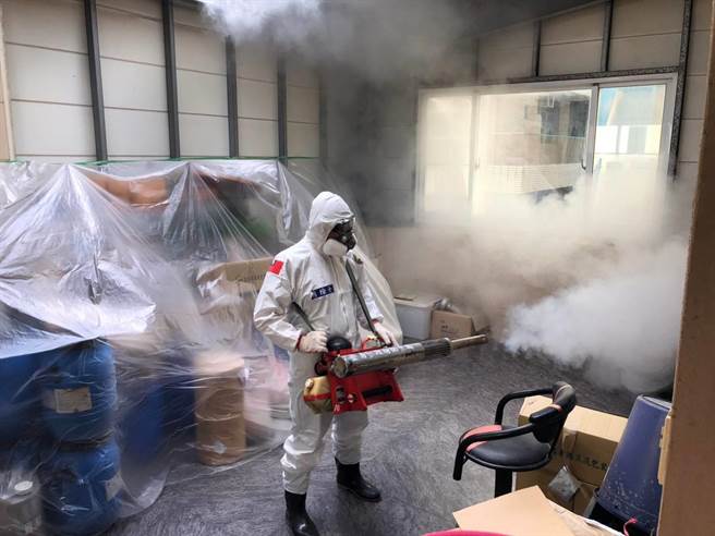 台南本土登革熱已累計286例，防治人員持續展開化學防治噴藥。（台南市衛生局提供／曹婷婷台南傳真）