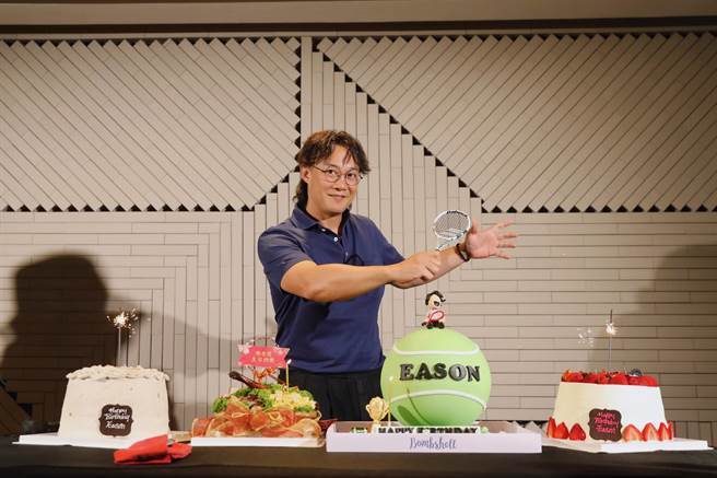 陈奕迅前天在庆生会上切了四个蛋糕。(My Kan Wonderland Limited 提供)