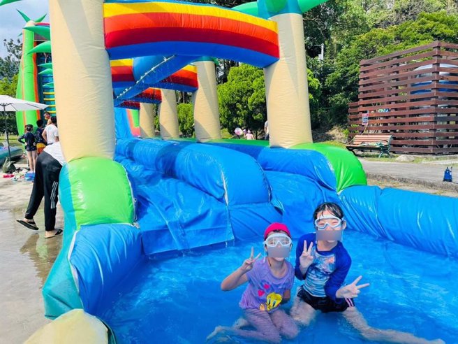 夏日炎炎，高市观光局推荐可到「六龟水乐园」清凉一夏。（高市观光局提供／柯宗纬高雄传真）
