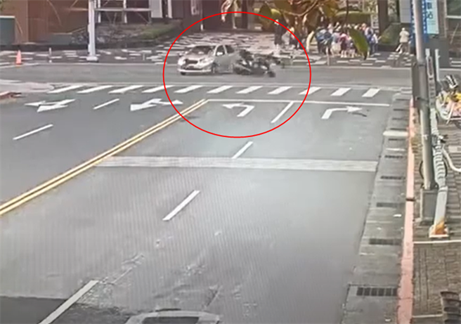 檢察官起訴死亡車禍肇事的轎車駕駛。（翻攝畫面）