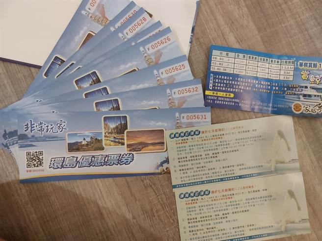 有遊客投訴，在小琉球的夜市花1000元玩抽獎，卻換到1疊需要7天前預約的活動票券，直呼傻眼。（翻攝臉書社團「小琉球聯盟」／謝佳潾屏東傳真）