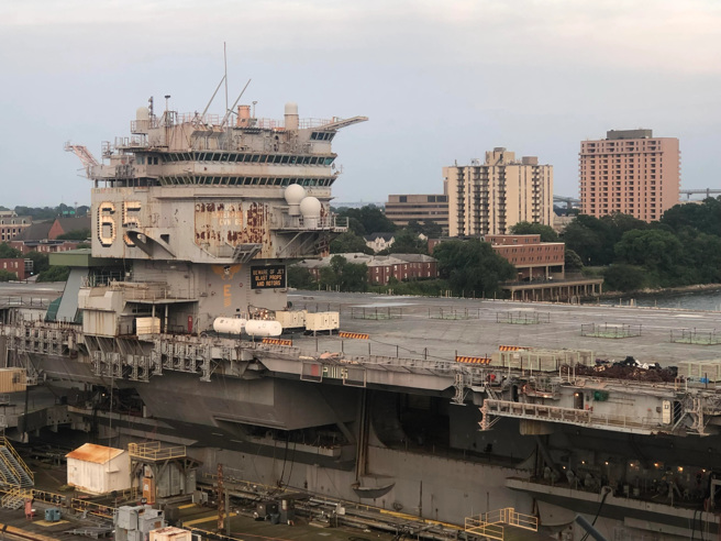 在纽波特造船厂泊位的企业号，2017年已经把核燃料抽出，现在美国海军讨论如何正式拆除。(图/美国海军) 