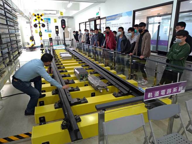 高雄科技大学将于7月15日在燕巢校区举办「铁道产业联合徵才暨职能培训营」，欢迎民眾参加。（高科大提供／林瑞益高雄传真）