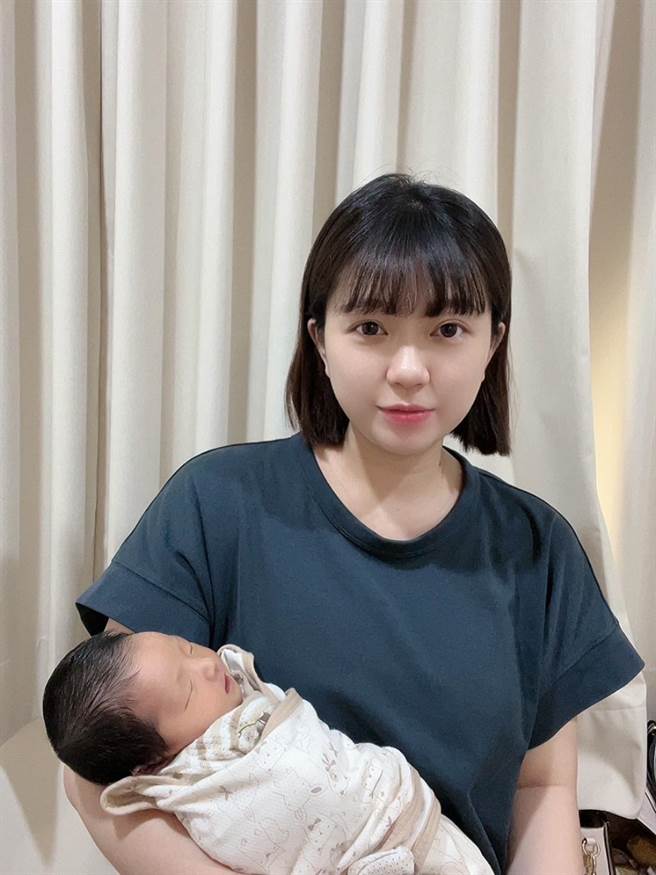 南投市公所生育津贴提升至3万元上路首日，南投市欧阳太太在南投医院诞下女宝宝，抢得头香。（南投市公所提供／杨静茹南投传真）