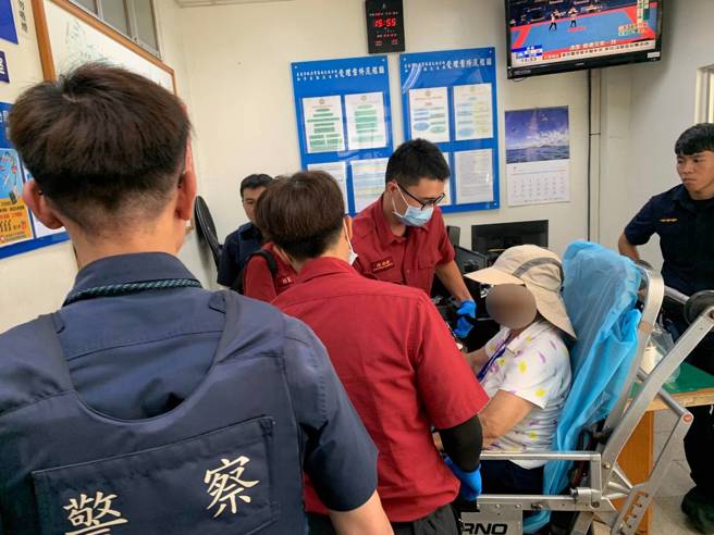 妇人经员警协助降温减轻不适并由救护人员送医治疗。（翻摄照片／林郁平台北传真）