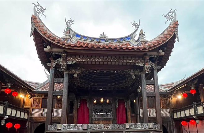 雾峰林家花园宫保第，全台唯一结合福州式戏台与特色卷棚作法的「大花厅」。（资料照片）