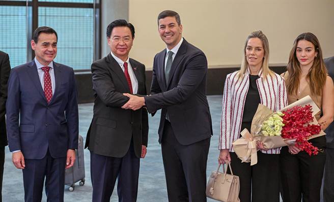 巴拉圭總統當選人貝尼亞（中）Santiago Pena Palacios）11日率妻女與多名未來執政重要閣員抵台訪問，外交部長吳釗燮（左二）親自接機他表示在執政的未來五年內，讓巴拉圭與台灣的關係更加緊密，後續也將與他的經濟團隊合作，將雙方的關係帶往如夢境般更好的地方。（資料照／陳麒全攝）