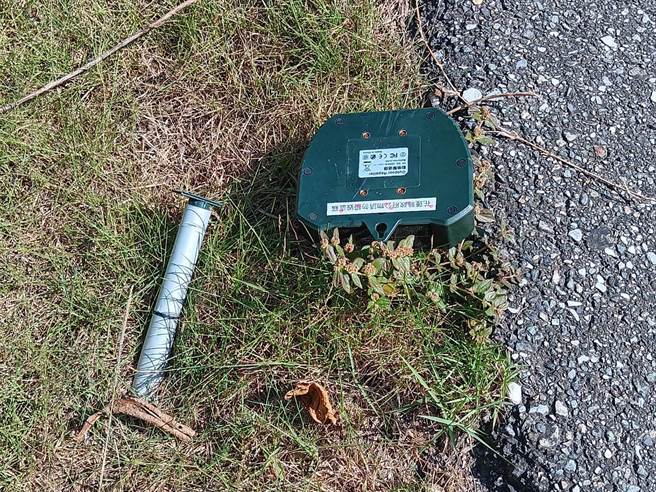 放置在七星潭浪犬警示牌、驱赶器遭人为破坏。（花莲县府提供／王志伟花莲传真）