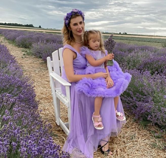 去年乌克兰文尼察轰炸事件的受害者，母亲不幸罹难，小女孩受重伤。(图/Twitter)