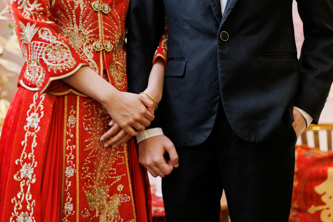 一名19岁的男大生突然告知爸妈要结婚的消息，新娘子竟然是妈妈41岁的单亲闺密。（示意图／shutterstock）
