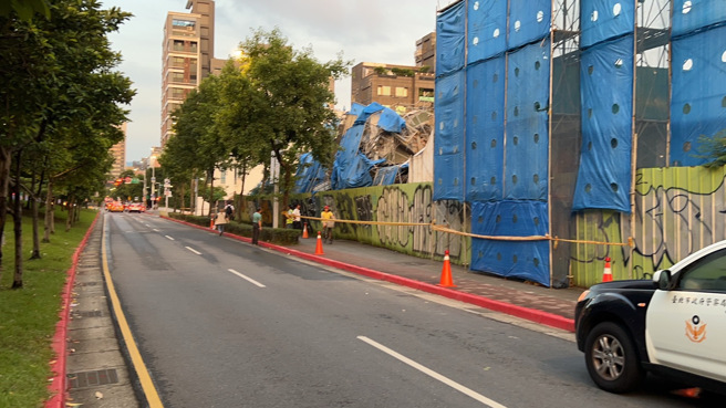 北市传工安意外！信义区鹰架倒榻，幸无人员伤亡。(警方提供)