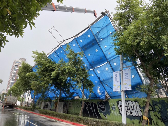 北市传工安意外！信义区鹰架倒榻，幸无人员伤亡。(民眾提供)