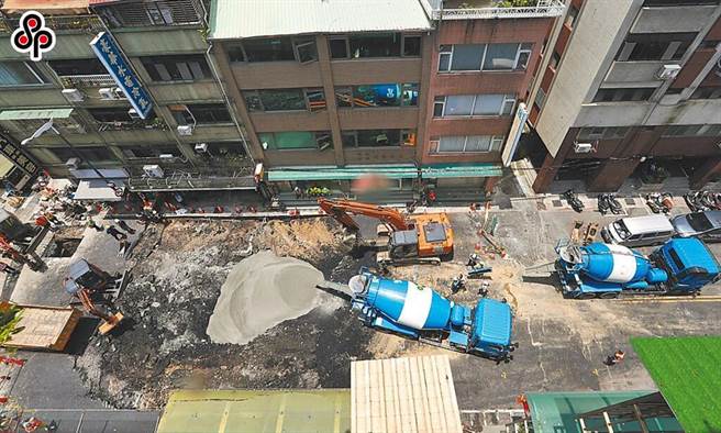 南京西路311號前10日出現長20公尺、寬15公尺且深度約2.5公尺的坑洞，台北市議員要求，周邊涵蓋環河北路也需一併納入透地雷達偵測作業。（本報資料照片）
