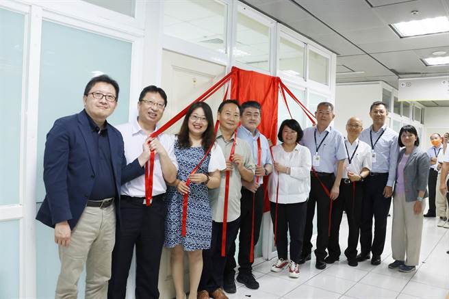 為加速都更進程，嘉義市政府向內政部營建署爭取經費，加上自籌款共1500萬元，成立都市更新專案辦公室，今正式揭牌運作。（呂妍庭攝）